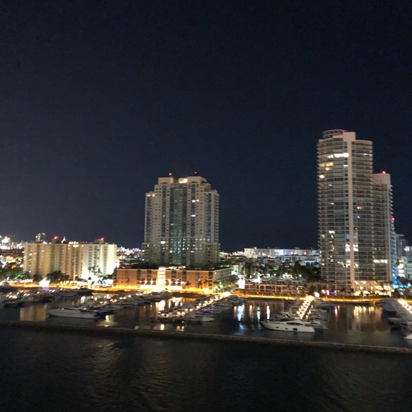 KORS Michael Kors Handbags - MICHAEL KORS SAFFIANO TOTE💕Cristina💕